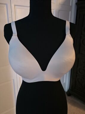 Victoria’s Secret Invisible Wireless Plunge Bra 36DD Nude Infinity Flex
